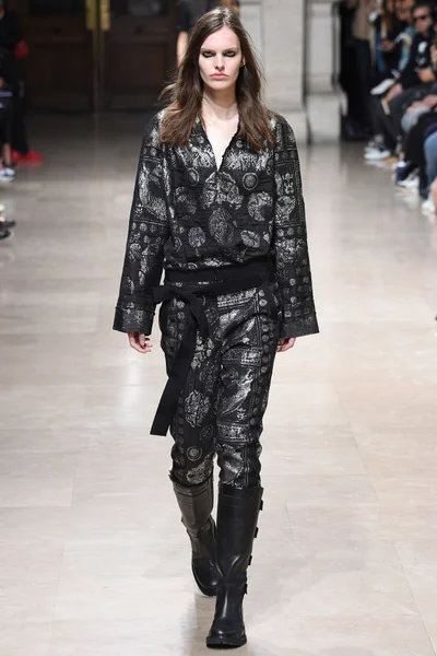 Look 18